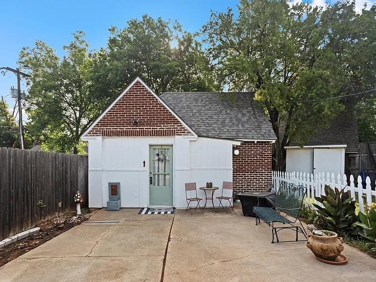 303 Morningside Dr — Photo 1
