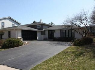 331 Walnut Ln, Elk Grove Village, IL 60007