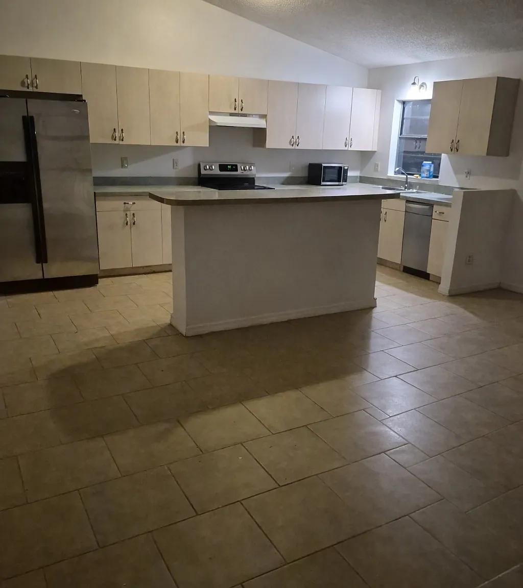 4 bed, 1500 sqft, $2,890 — Photo 4
