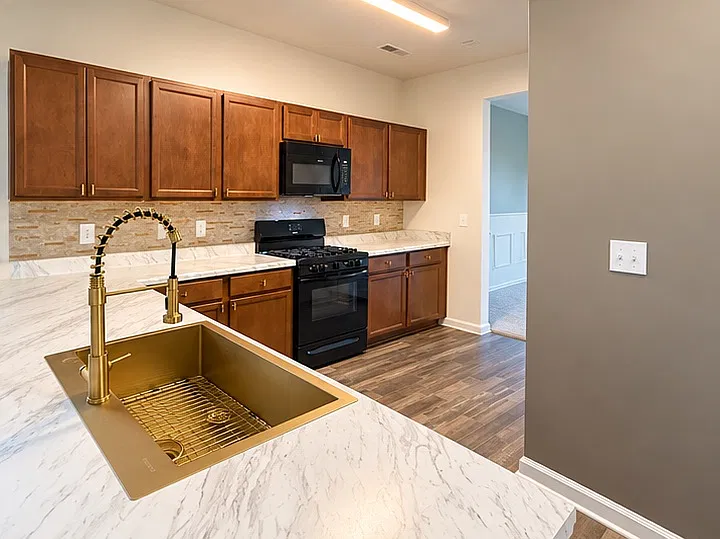 4 bed, 2.5 bath, 2300 sqft, $2,300 — Photo 4