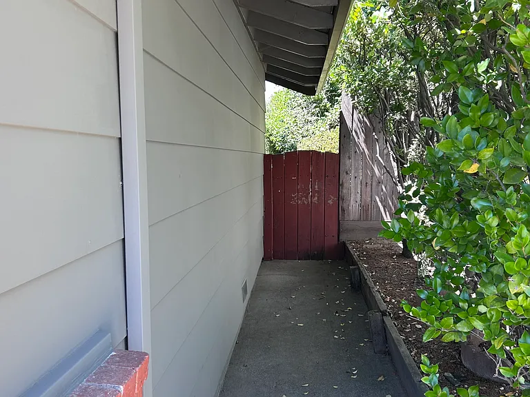 1803 Tanglewood Ln — Photo 21