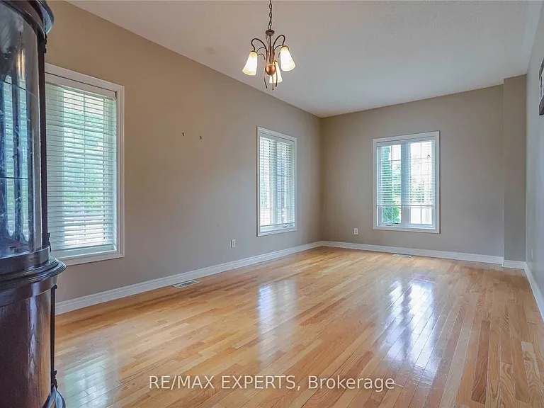 33 Saltspring Dr — Photo 4