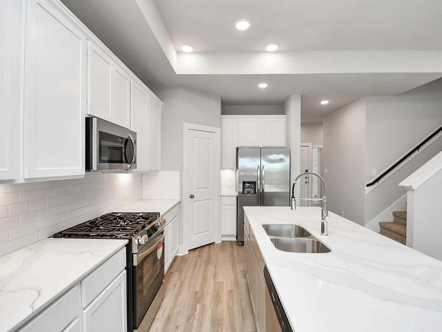 5 bed, 3.5 bath, 2099 sqft, $3,300 — Photo 4