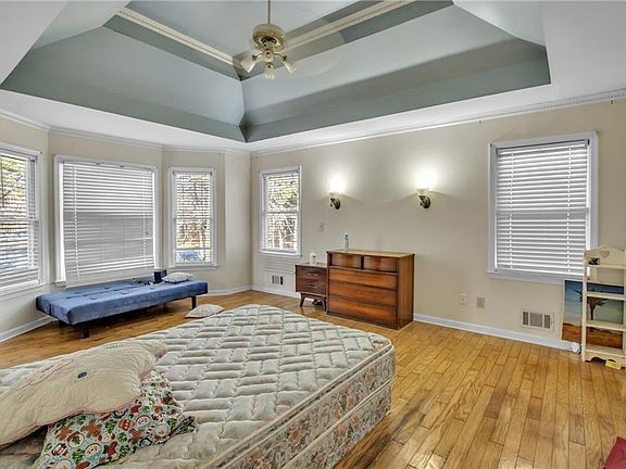 3rd image of 401 The Farm Rd