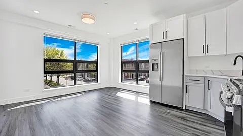 2 bed, 650 sqft, $2,100 — Photo 4