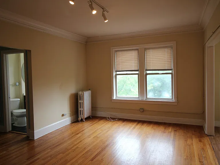 1204 W Granville Ave — Photo 11