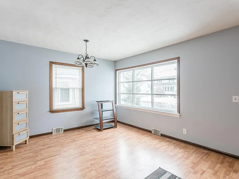 120 Weston Rd — Photo 3