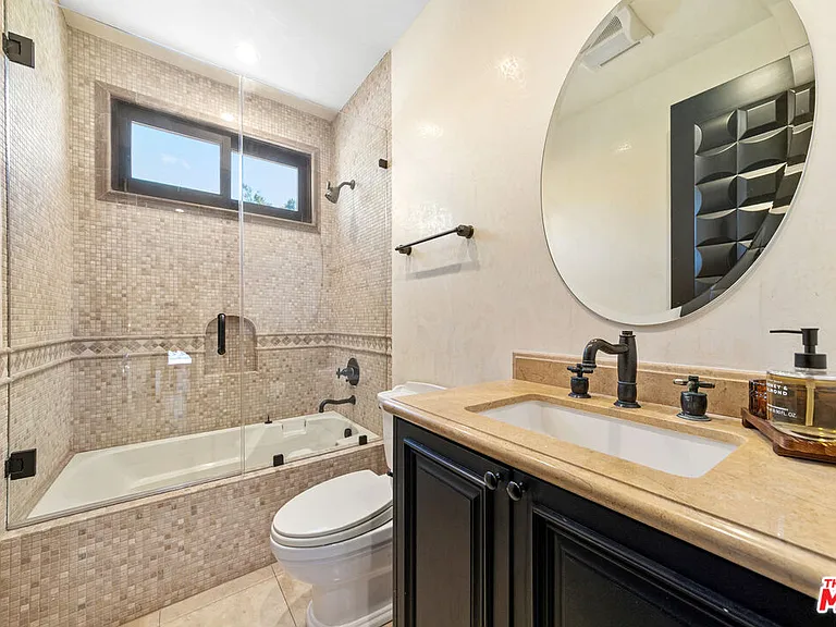 458 N Flores St — Photo 17