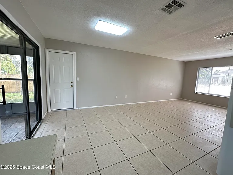 511 Dinner St NE — Photo 4