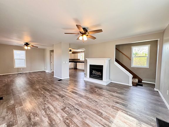 4th image of 208 Hand Ave