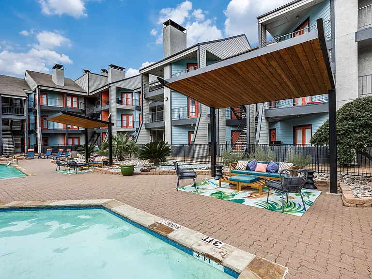 Felix Apartments — Photo 14