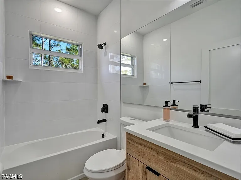 918 Eisenhower Blvd — Photo 10