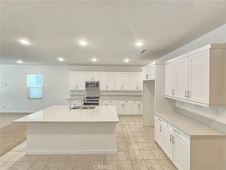2679 E Penelope Ln — Photo 3