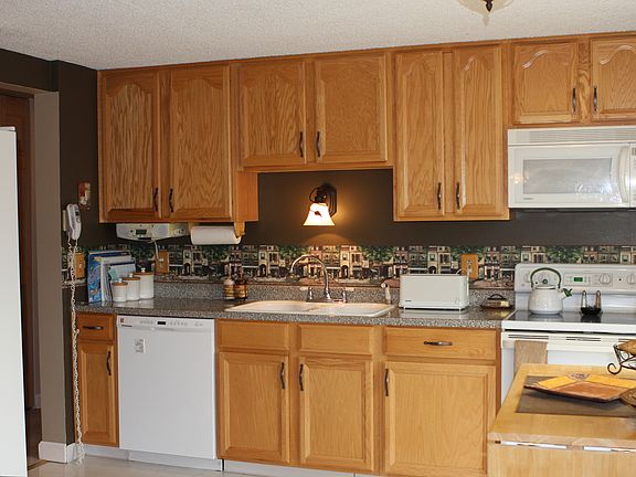 3rd image of 240 Oakbrook Dr