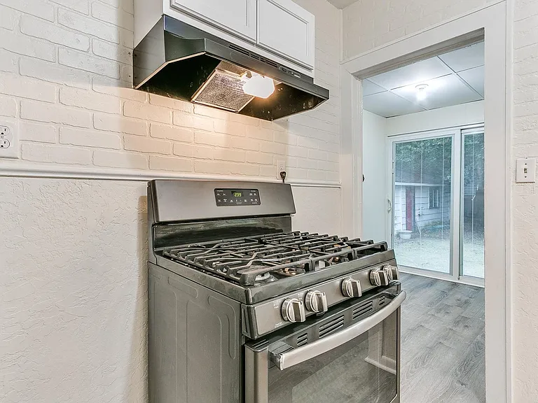 625 W Dewey St — Photo 55