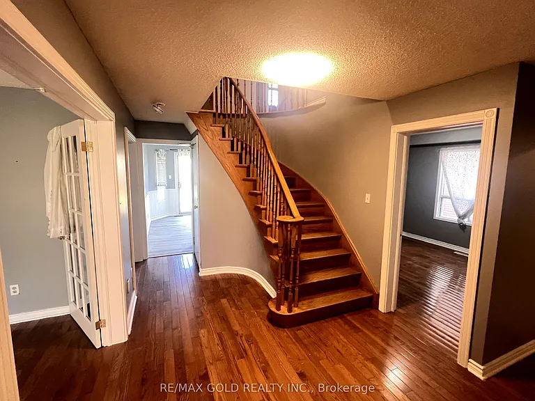 42 Toba Cres — Photo 3