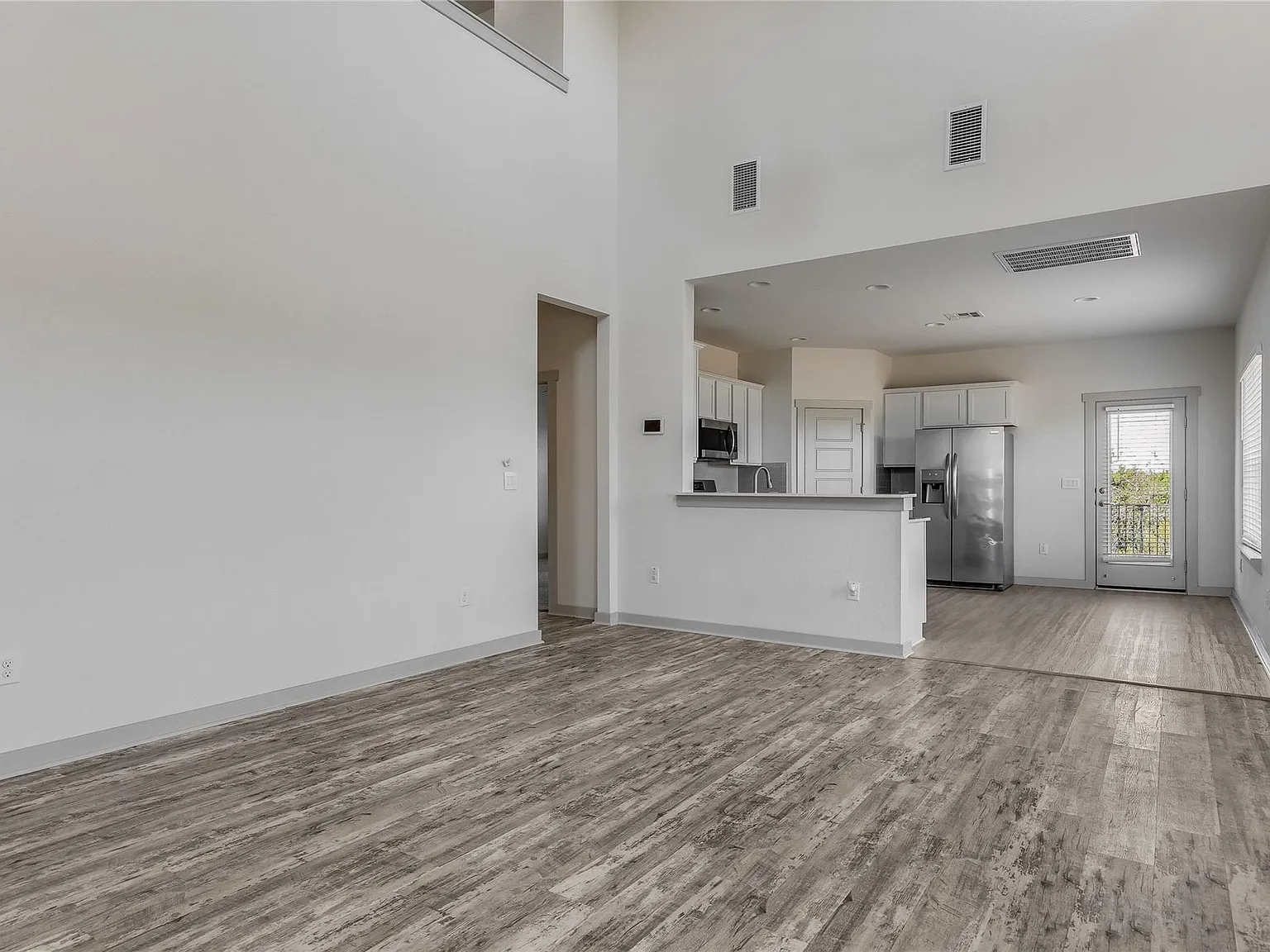 3 bed, 2.5 bath, 1813 sqft, $2,600 — Photo 4