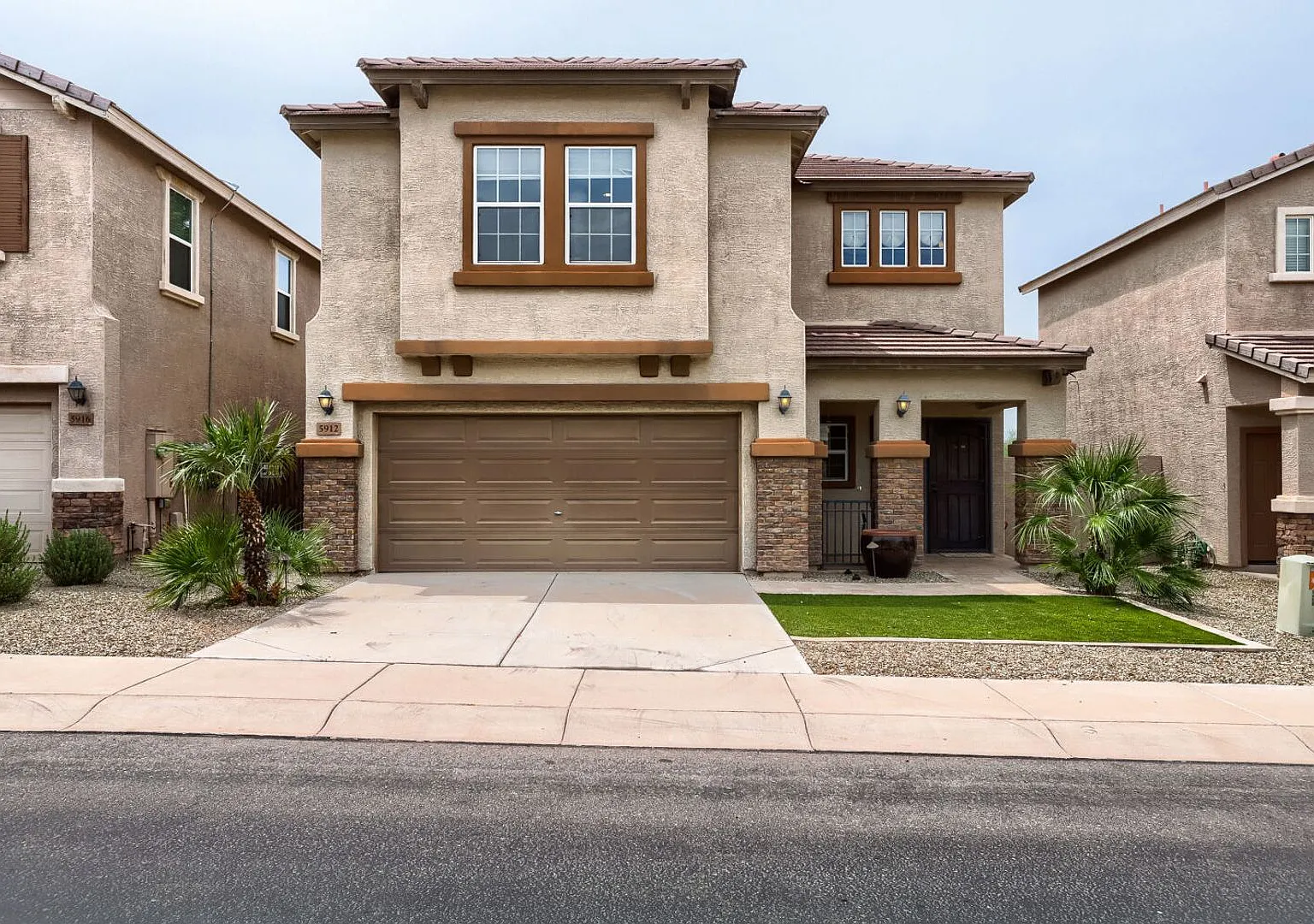 Gorgeous 3 bedroom home-former model homes with lots of upgrades! — Photo 1