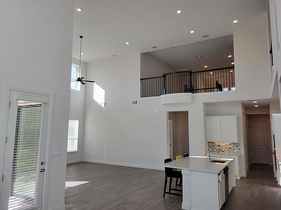 5th image of 317 Northcrest Dr