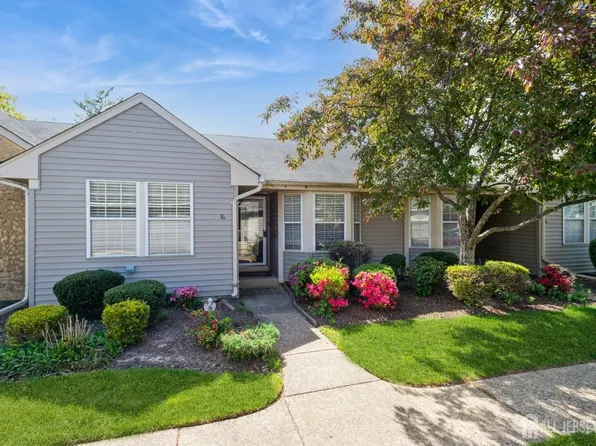 8D John Adams Ct, Monroe Township, NJ 08831