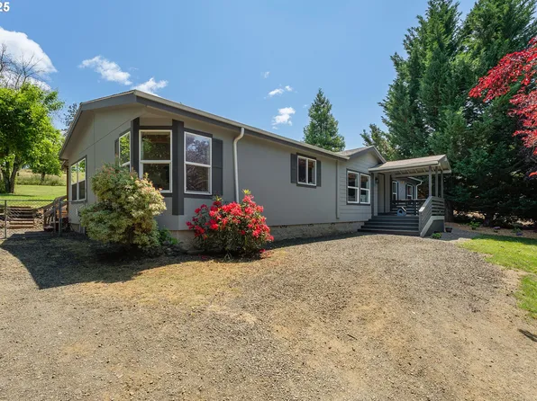 535 Grandview St, Glide, OR 97443