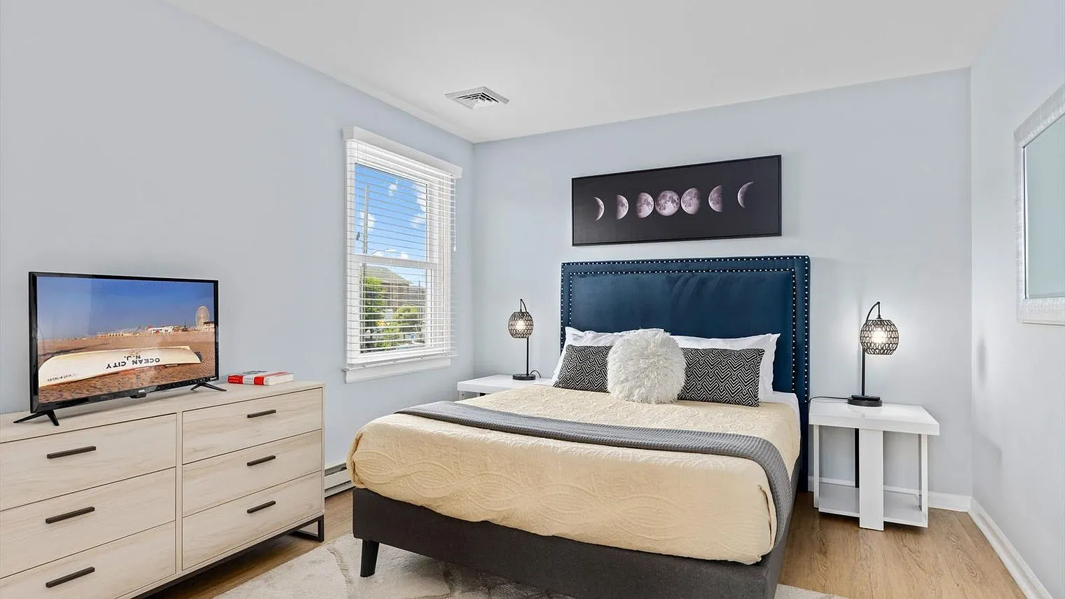 2 bed, 1.0 bath, 699 sqft, $5,151 — Photo 4