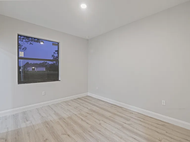 950 Alcalde St E — Photo 7