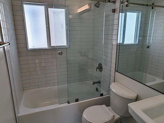 3rd image of 219 Loma Ave APT 6