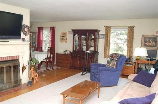 4th image of 347 W Main St