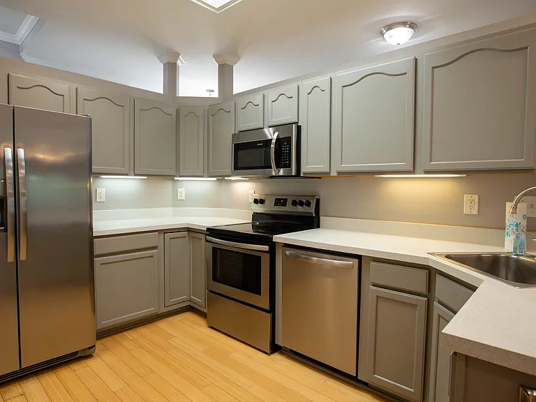 312 Queen Victoria Way — Photo 3