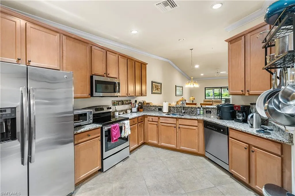 3 bed, 2.0 bath, 1454 sqft, $8,000 — Photo 4