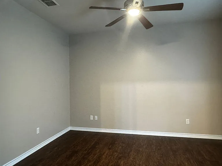Bellwood Lake Apartments — Photo 14