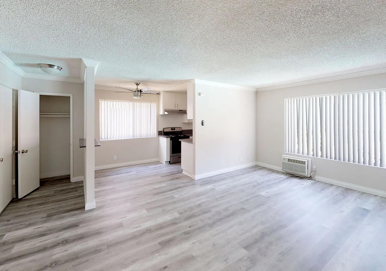 Rock Glen Villa...Gorgeous Newly Remodeled Apartments In Glendale Neighborhood! — Photo 4