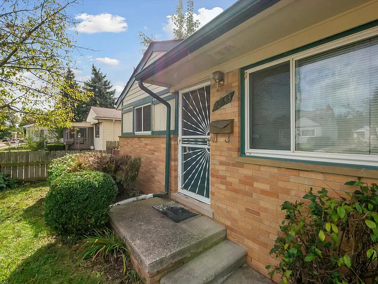 22843 Lambrecht Ave — Photo 2