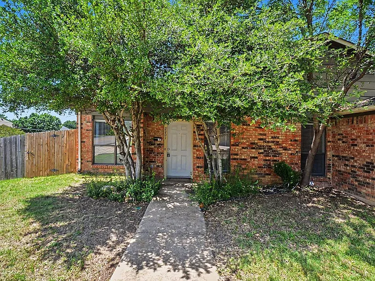 2201 Jackson Cir — Photo 3
