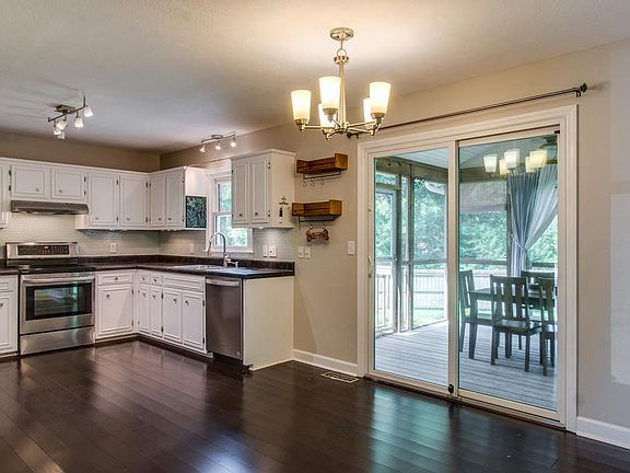 5th image of 301 Moorman Dr