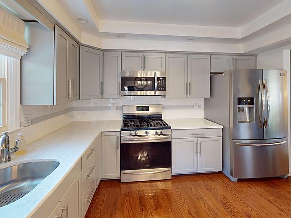 3rd image of 5202 Linden Ct