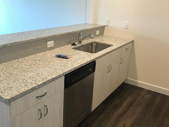 Large kitchen island and granite countertops