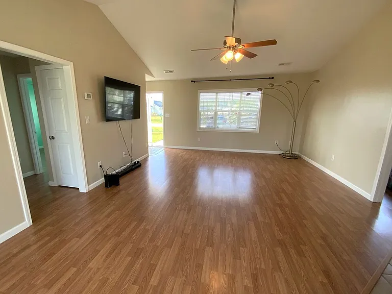 205 Zachary Ln — Photo 3