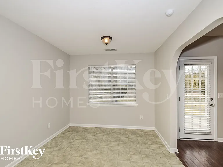 127 Renwick Ln — Photo 4
