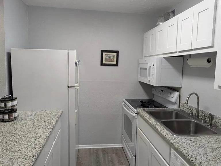 1901 Holleman Dr W #411 — Photo 9