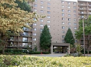 6340 Americana Dr APT 818, Willowbrook, IL 60527