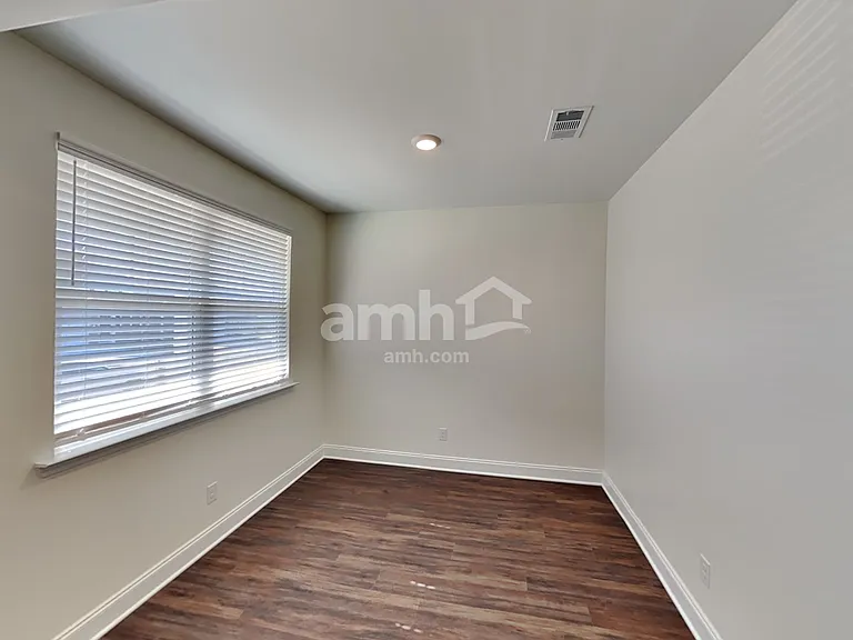 2028 Williamshire Ln — Photo 9