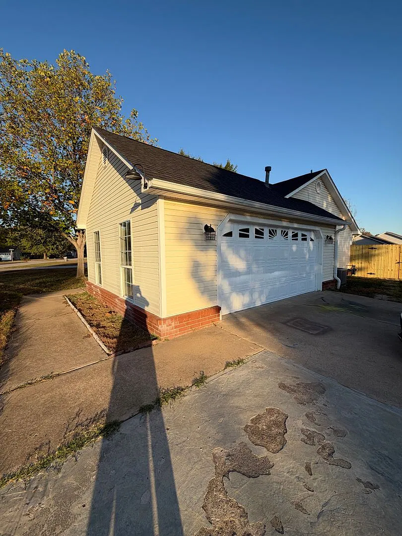 3 Bed 2 Bath House with 2 Car Garage. Gas Heat & Hot Water. — Photo 2