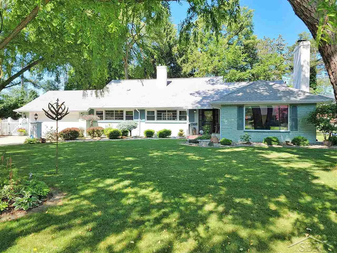 1585 Glendale Ave photo 1