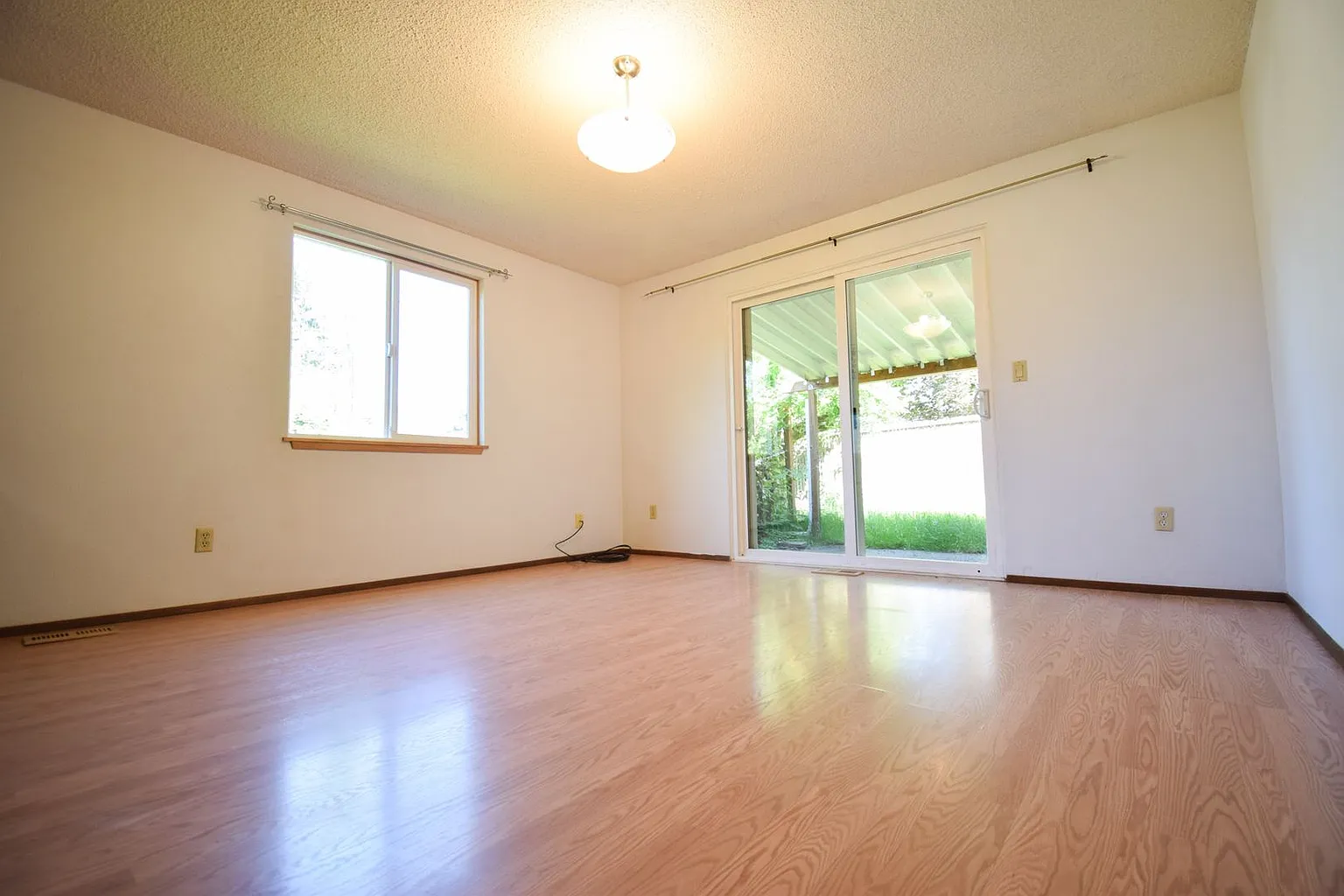 17465 SW Oak St photo 1