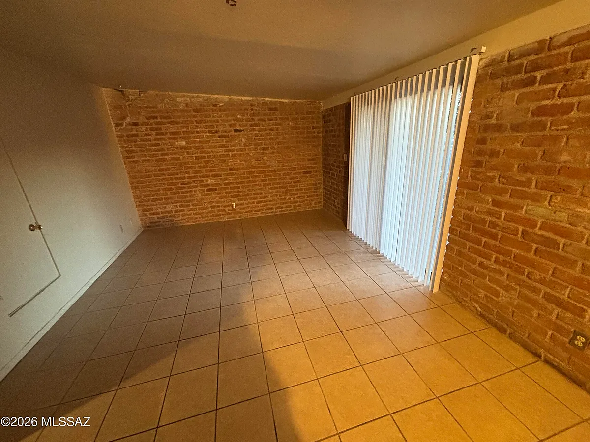 Building Photo - 405 E Delano St #2