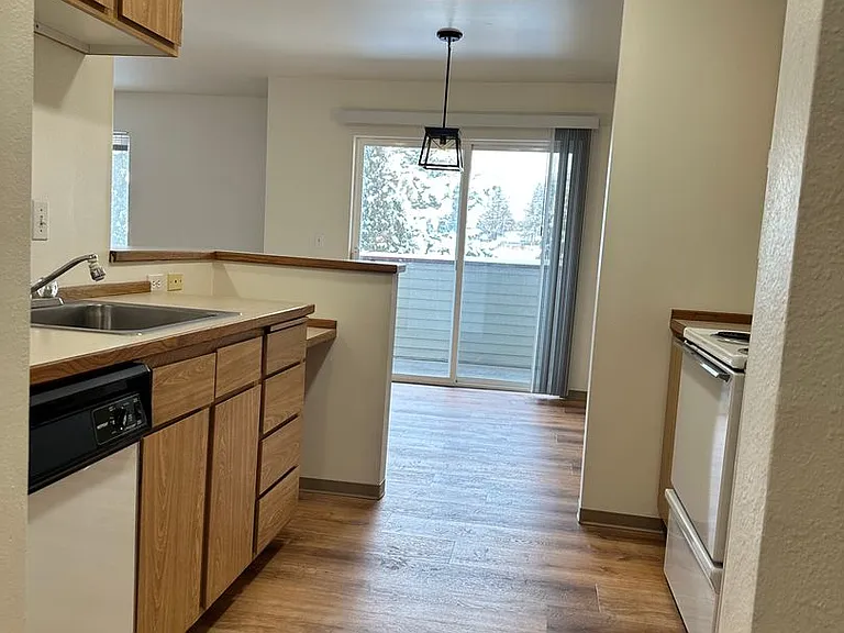 667 NE 4 E — Photo 3