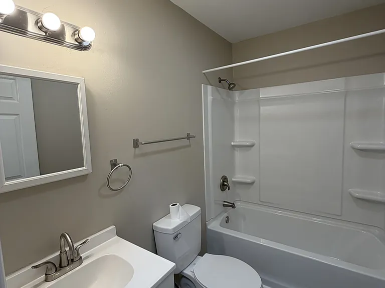 304 Elizabeth St — Photo 6
