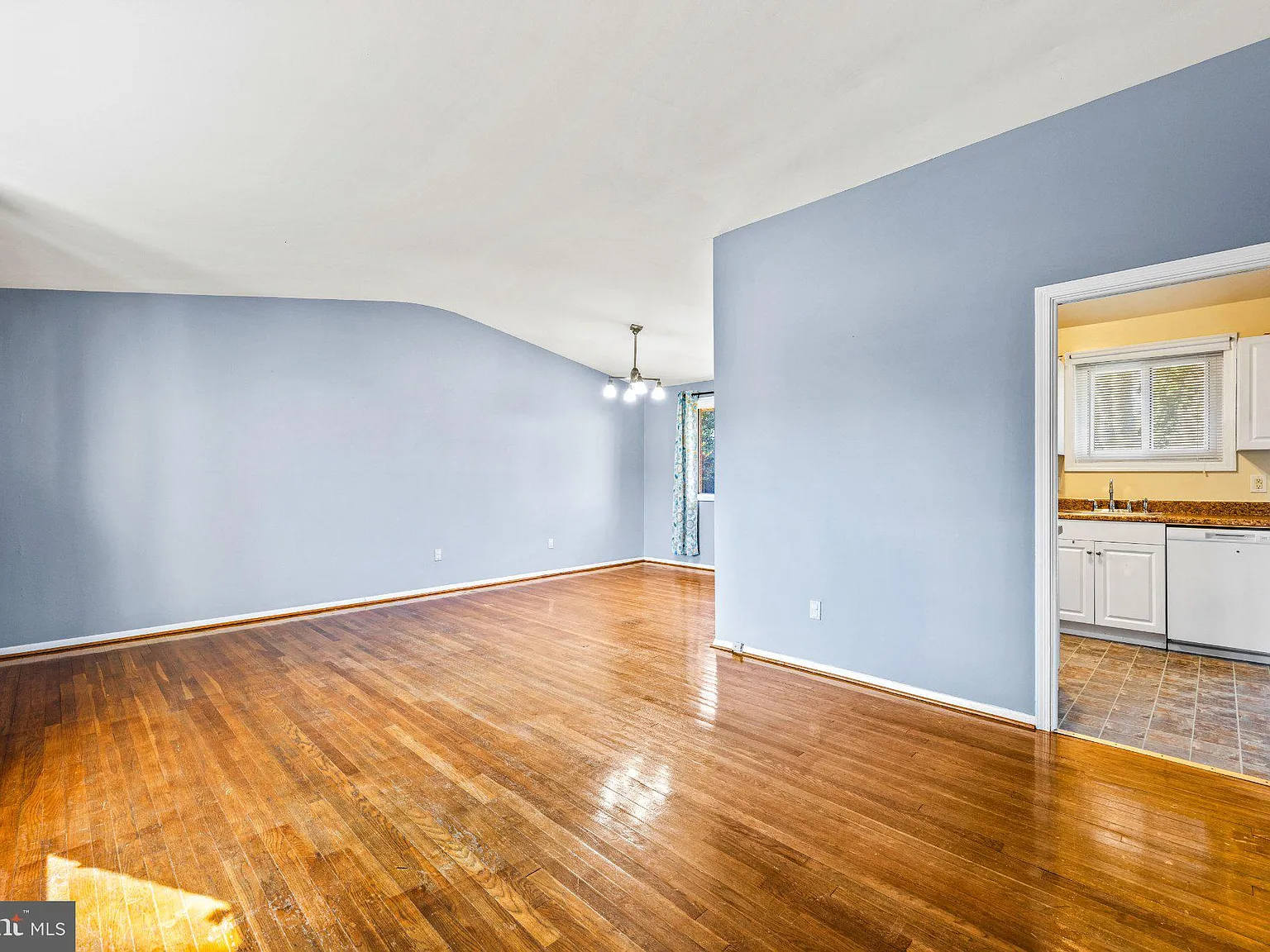 4 bed, 2.5 bath, 2341 sqft, $3,900 — Photo 3